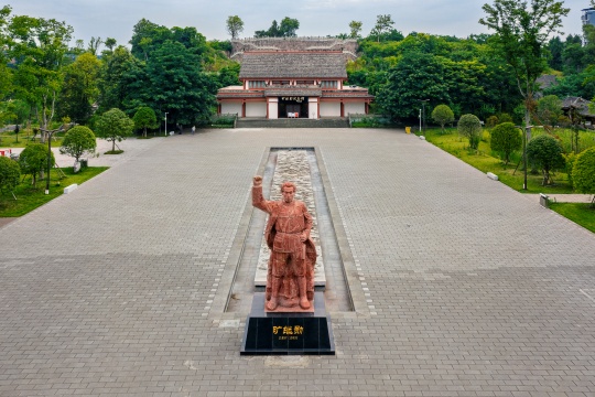 曠繼勛廣場(chǎng)（岳冰松攝）.jpg